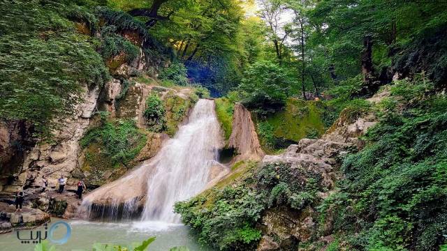 آبشار لوه تماشای خروش آب در مسیر جنگل های هیرکانی